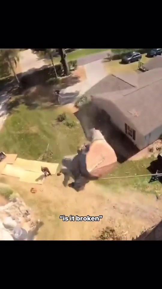 这哥们不会还想给它接住吧？