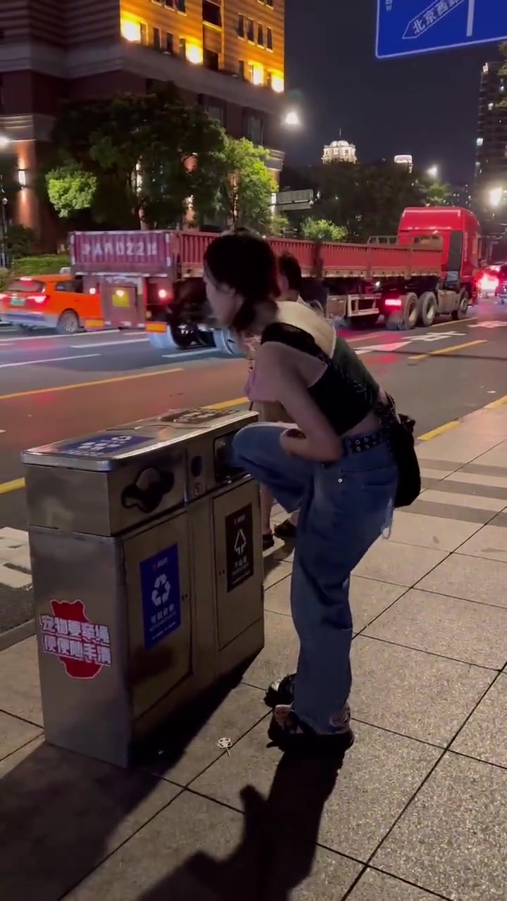小姐姐这是咋了？非要当街脱袜子扔垃圾桶