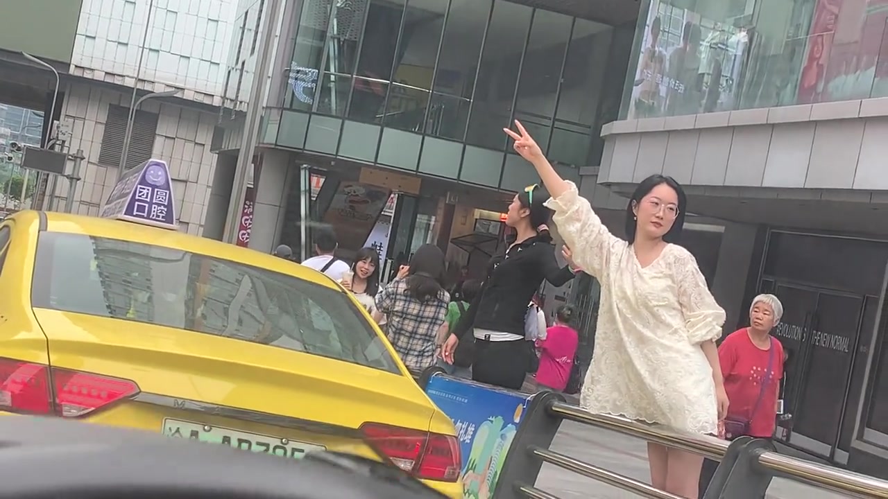 这是跟出租车合影吗？