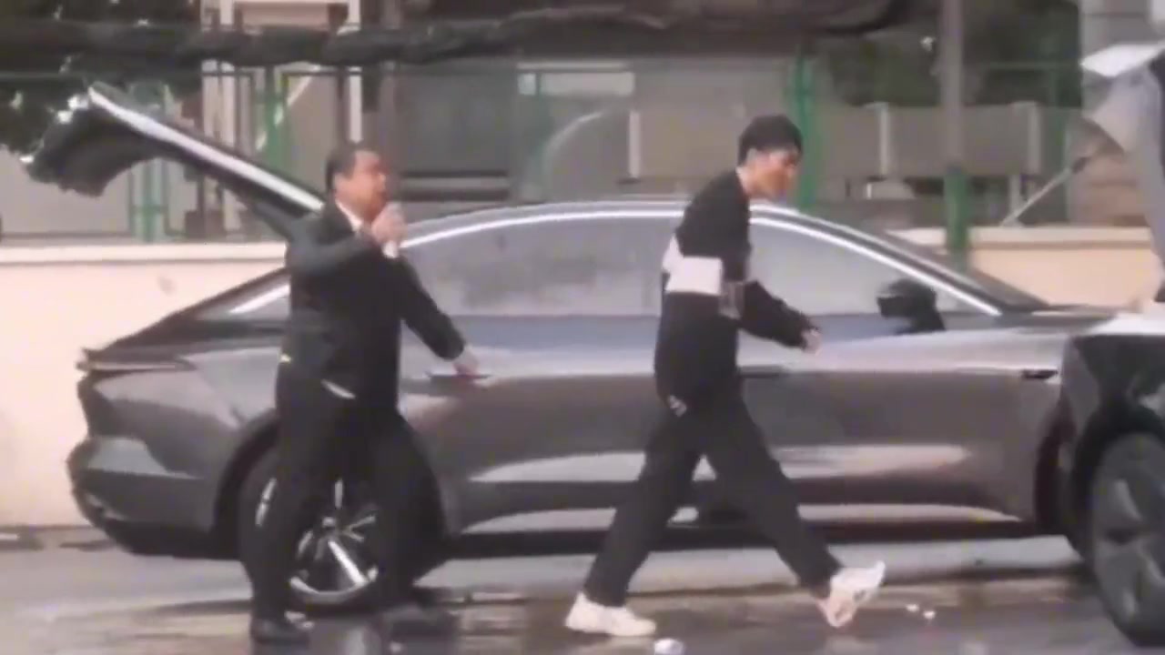 还拍啥视频啊，去旁边卖水啊！