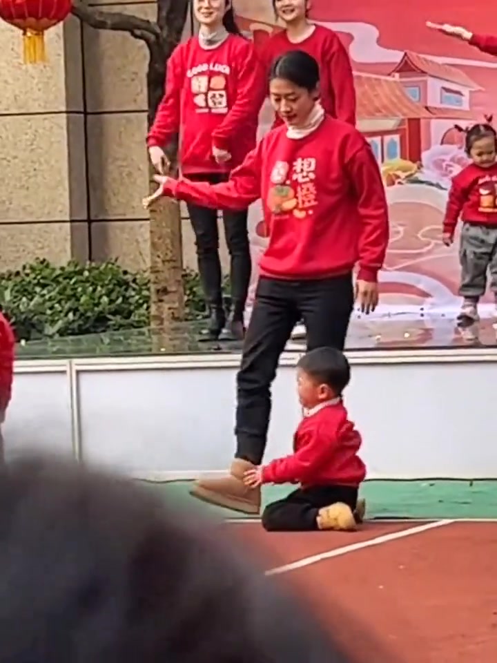 得，一顿操作，舞蹈变小品了