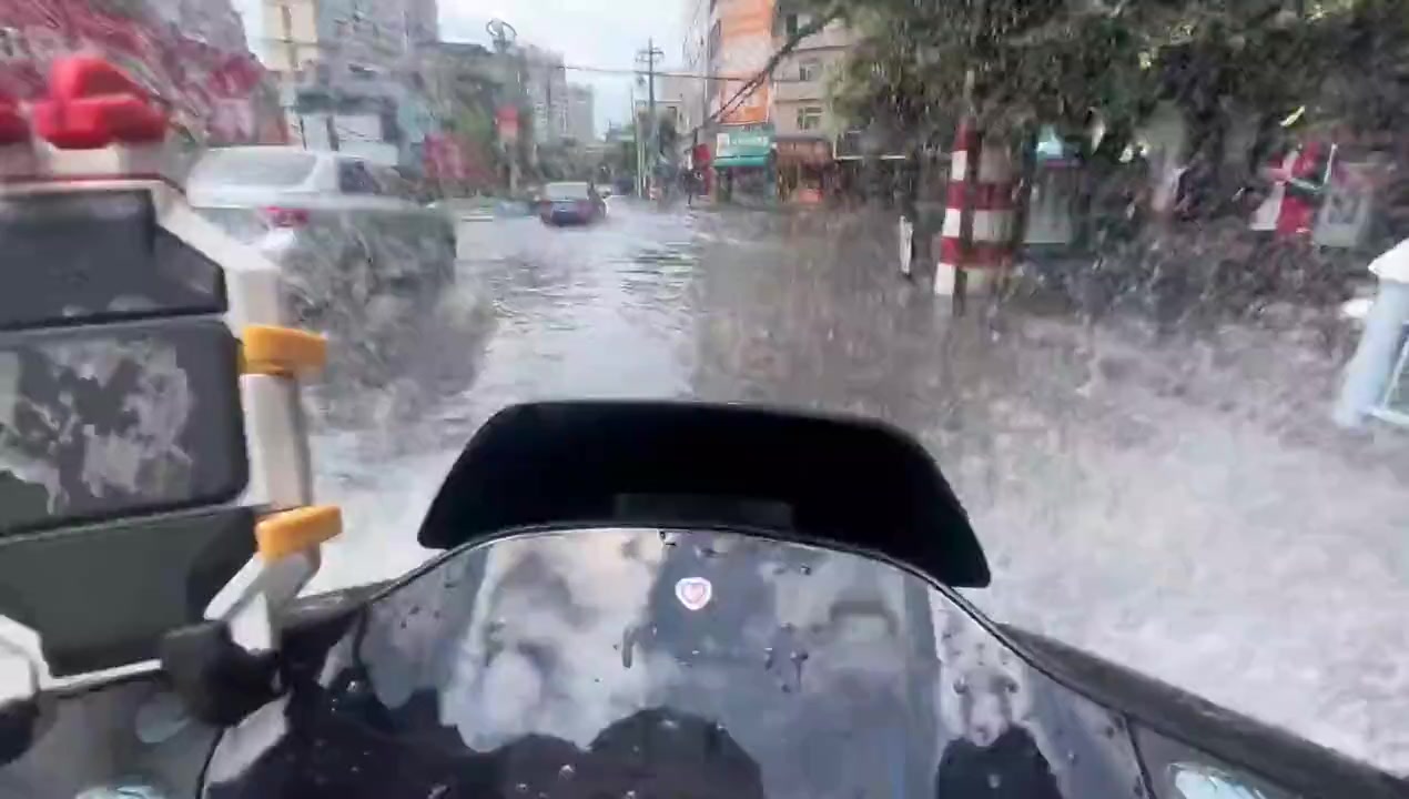 这里禁止游泳！