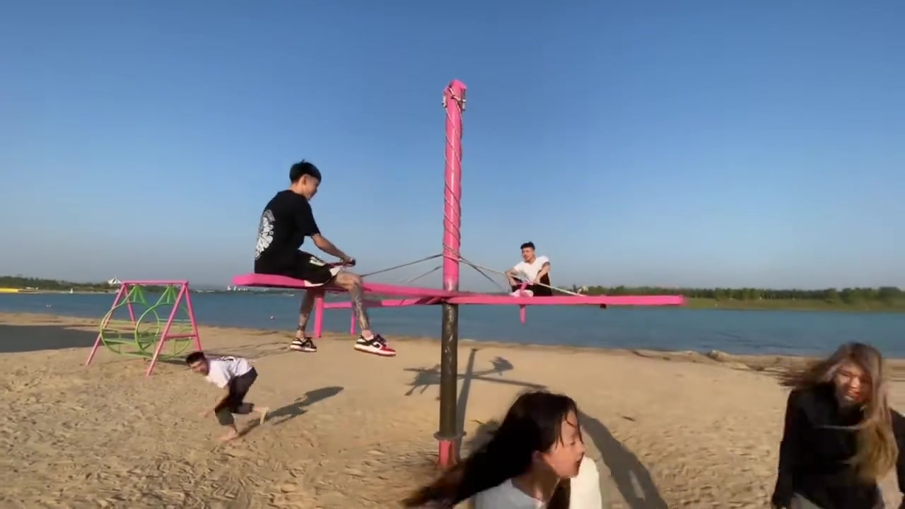 我还以为这俩女生，要搞什么大动作...