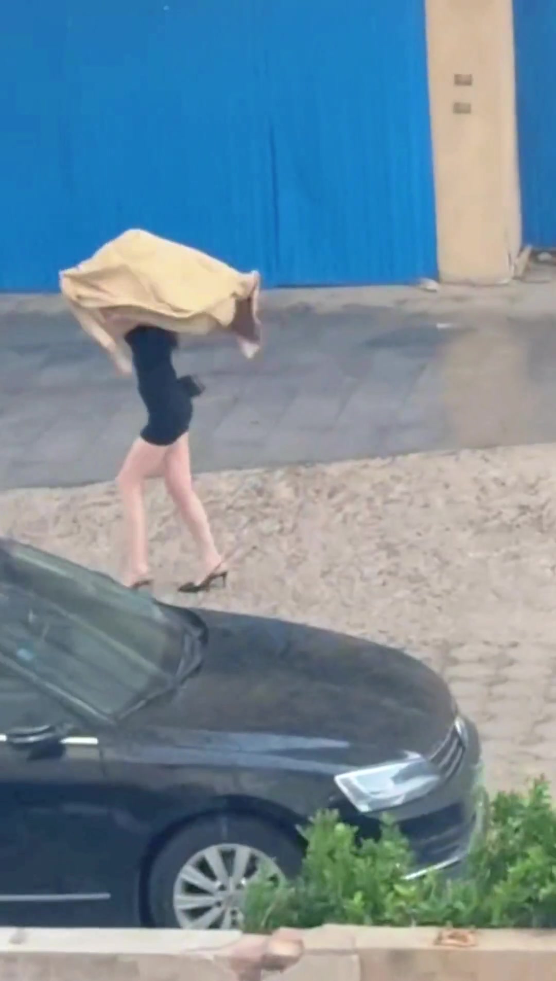 这景象，但凡是个男的都会多看几眼吧？
