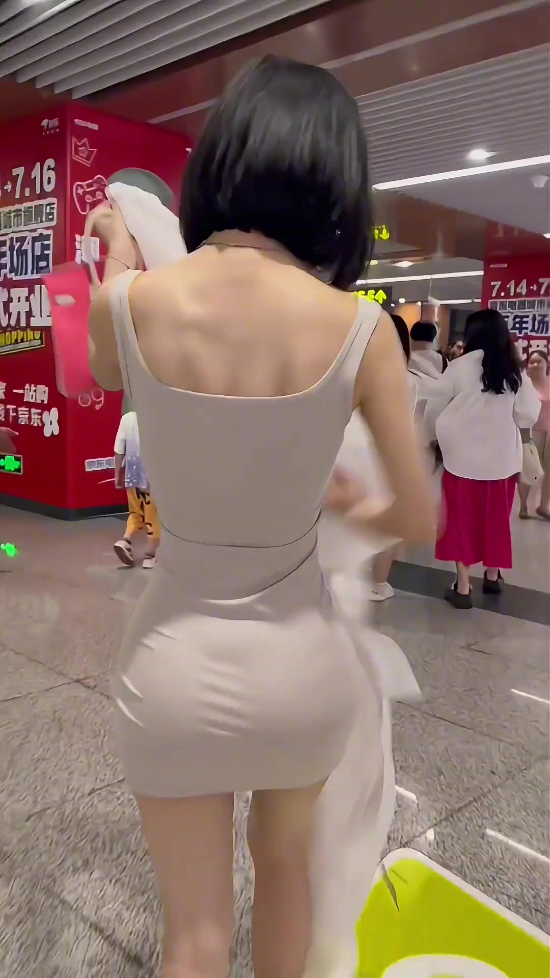 闺蜜进商场前，还得稍微调整一下？