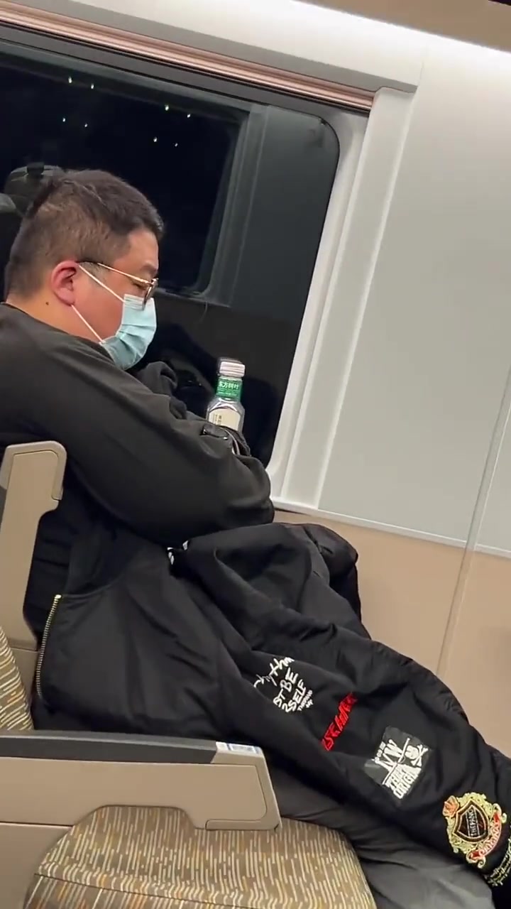 动车上外放声音看电影，可以投诉吗？