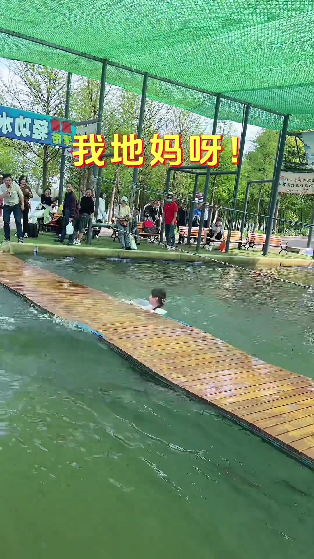 她这是专门穿连衣裙跑来这 游泳的么？