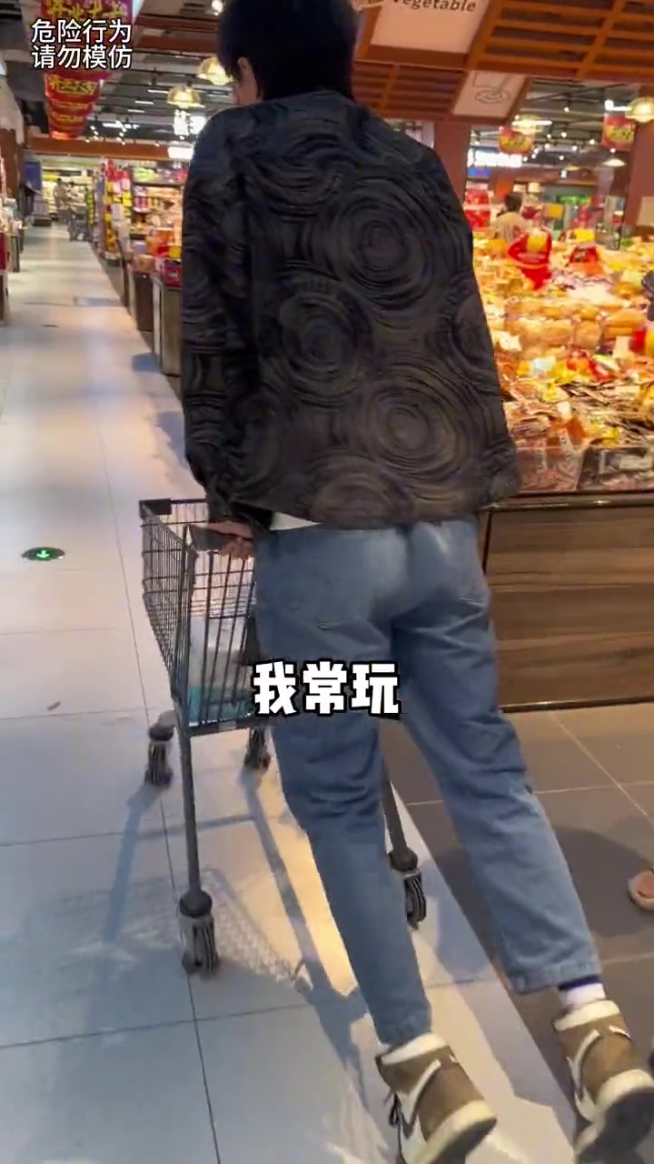 帅哥起来一下，超市里不让睡觉！