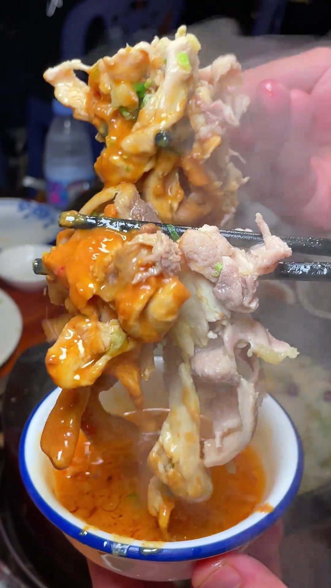 这现切的鸡肉，来嗦一口？