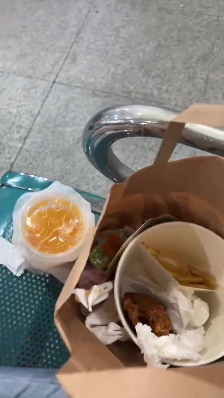 女子正吃麦当劳 突然一男子的把用过的纱布扔她袋子里