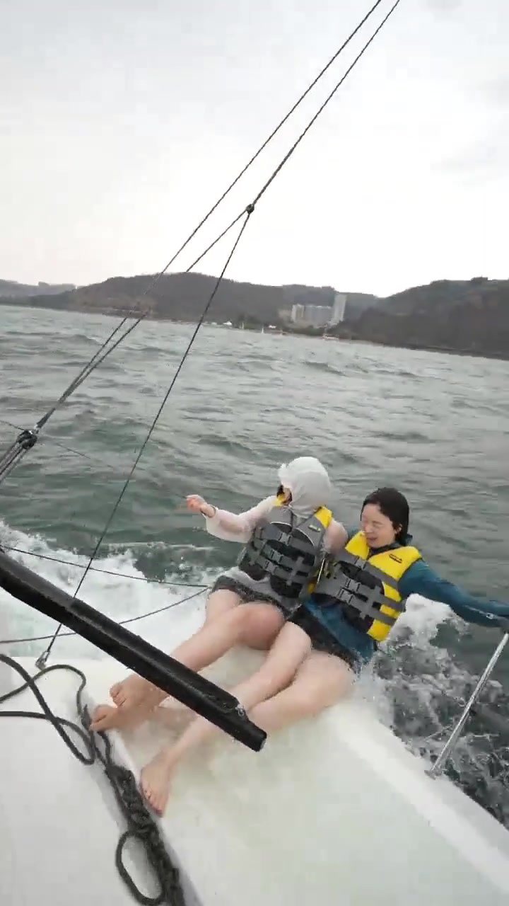 那就给这两位小姐姐，体验一下喝抚仙湖的水是啥味道~