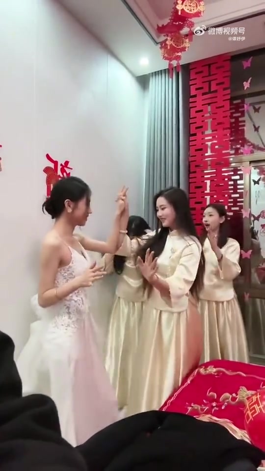 新娘和伴娘玩嗨了呀！！