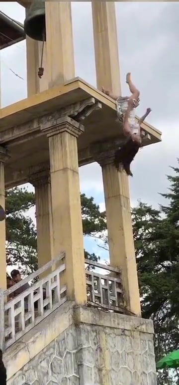 太敬业了！女演员穿着裙子倒挂在建筑边缘