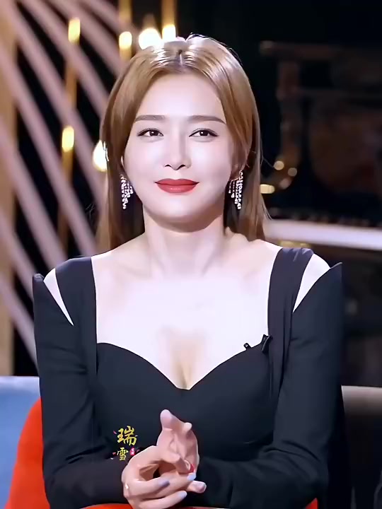 女人味十足！秦岚举手投足之间透漏着迷人的气息