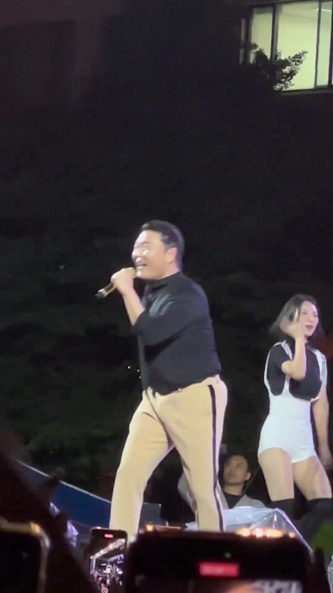气氛嗨到爆炸！韩国一大学校庆请来鸟叔又唱又跳