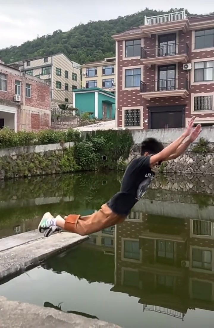这跳水动作挺特别的