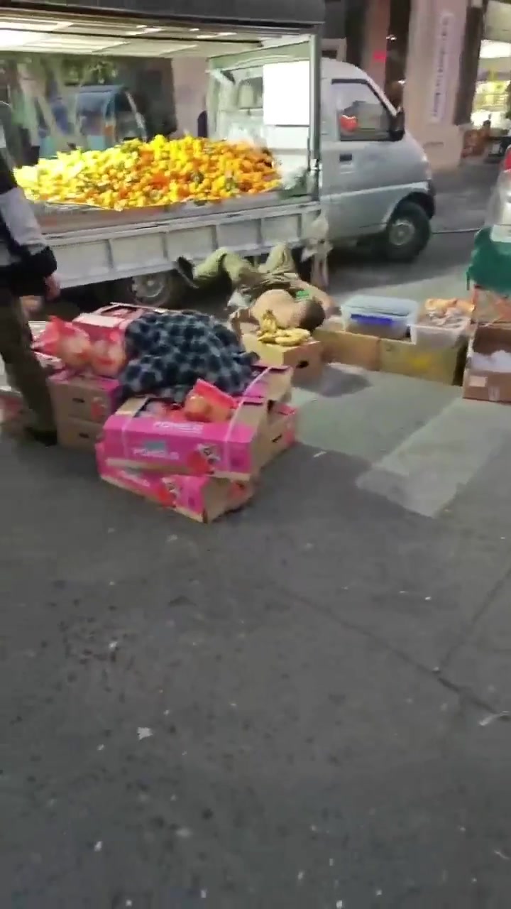 男：你干啥滴？女：俺是耕田滴