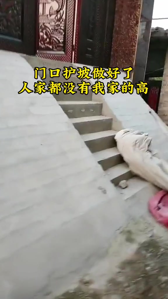 楼梯都这么高，下雨和下雪只能中午走，因为早晚会出事