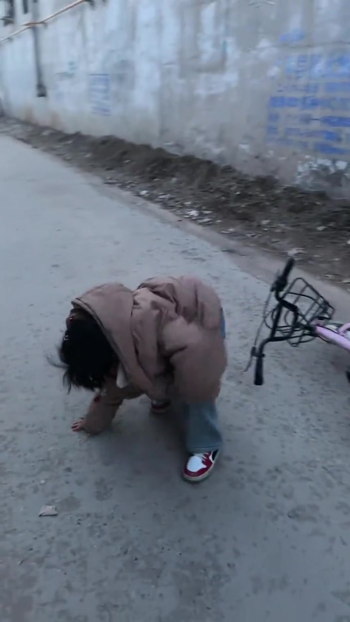 挺厉害啊给自行车撂倒了！