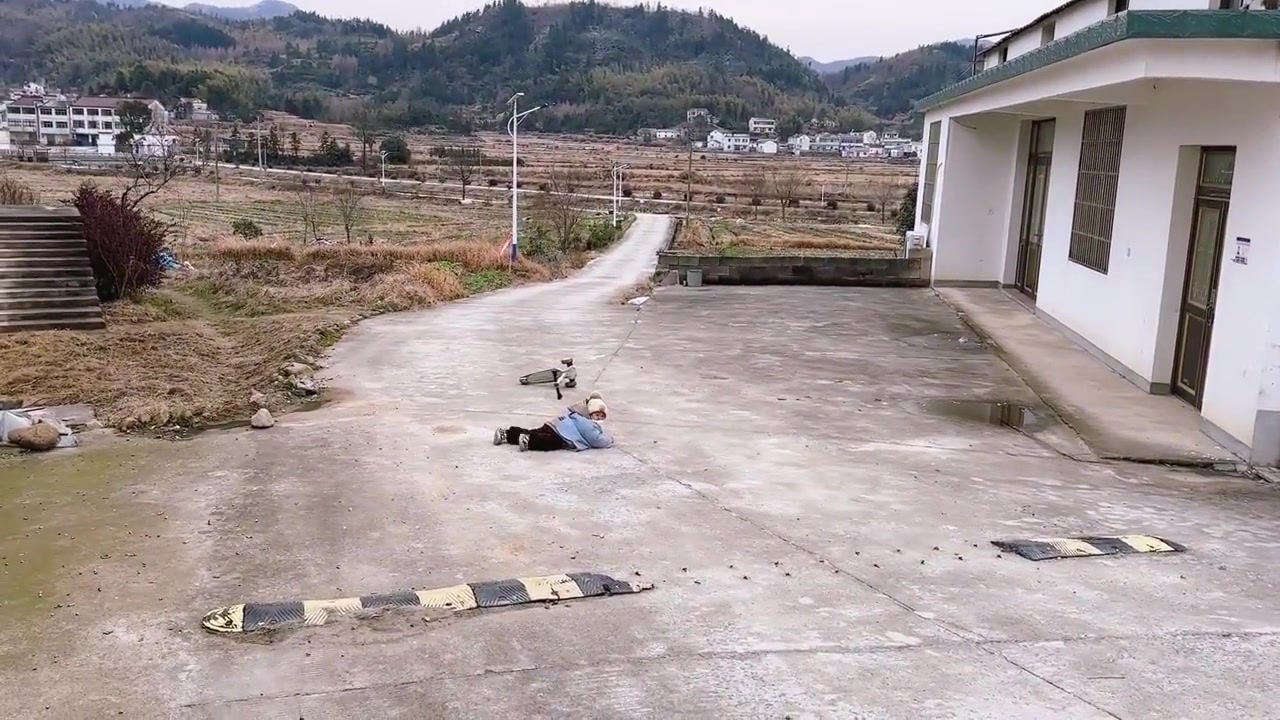 不愧是大哥，下坡还加油呢！！