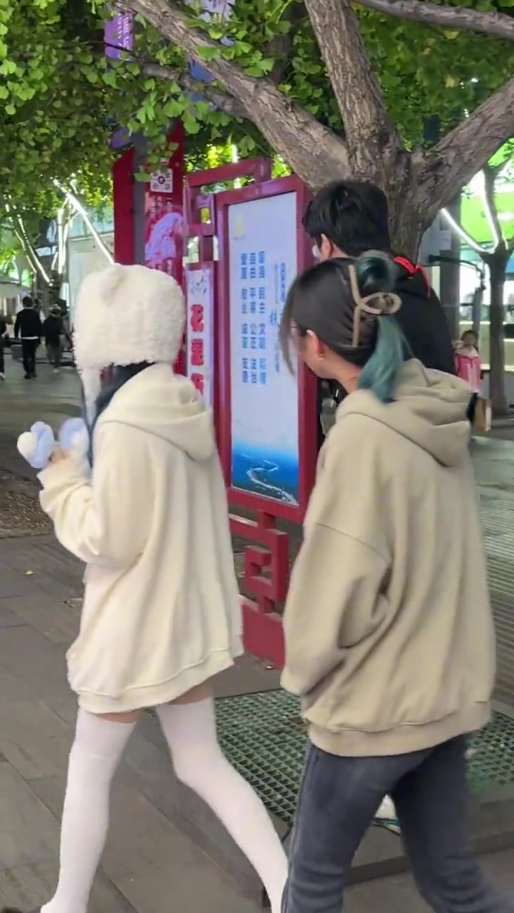 春风若有怜花意，可否许我在少年