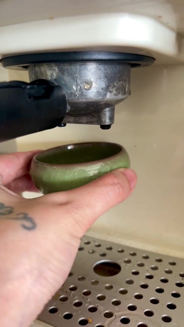 用茶杯接咖啡，能品出不一样的味道吗？