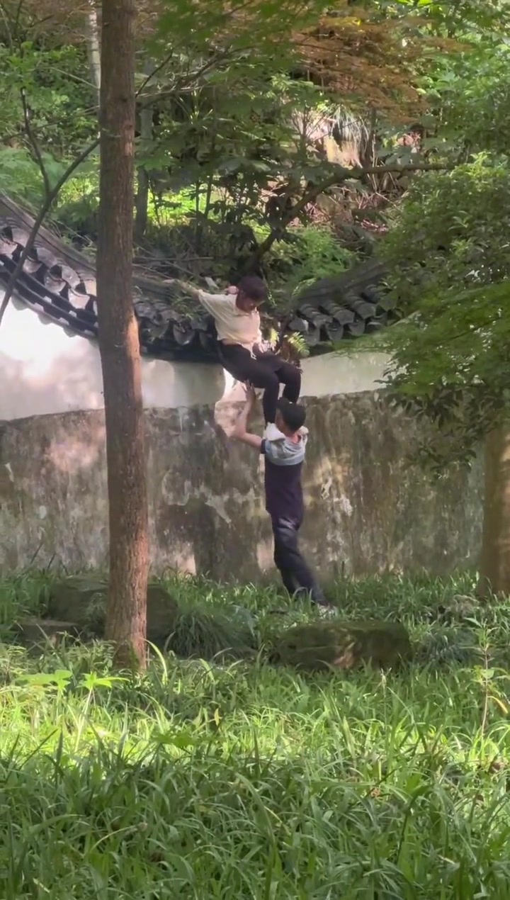 还不如直接跳呢，这样摔得更惨