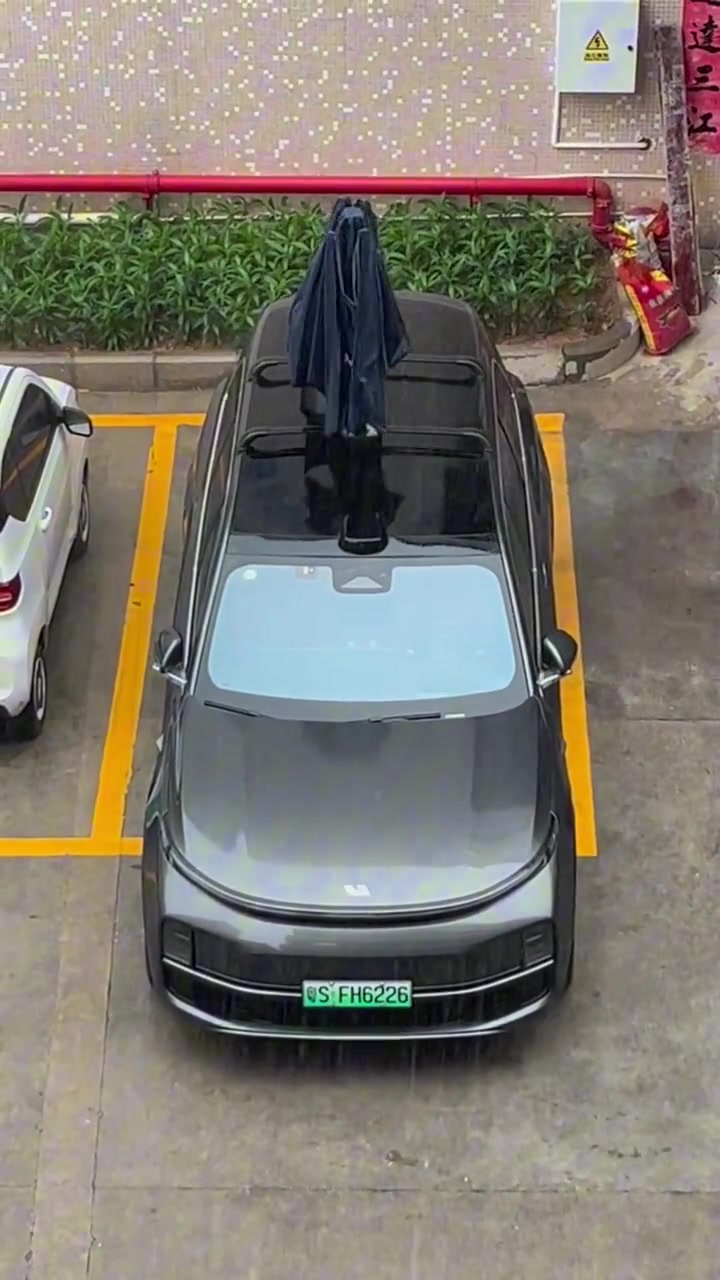 这是遮阳用的吧？下雨天打开就变成雨水收集器了