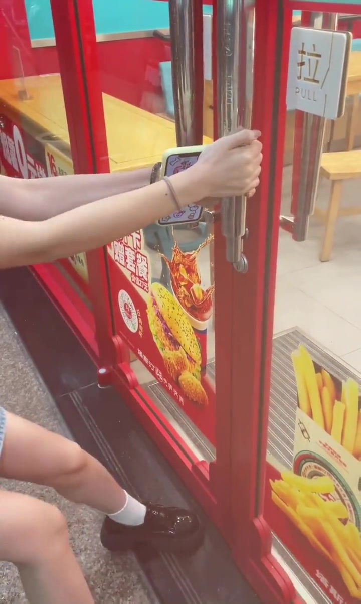 妹子们开门都这么费劲吗？
