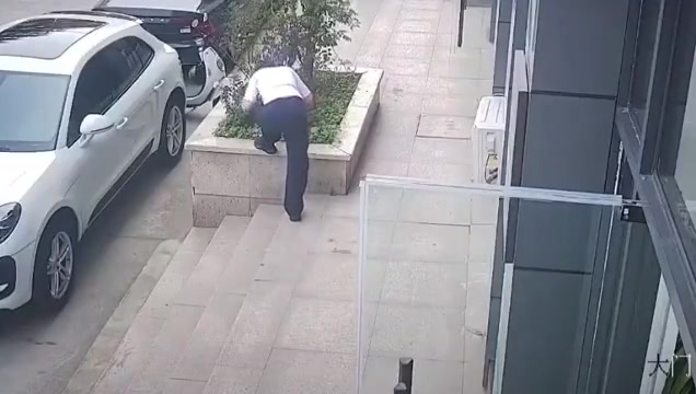 小姐姐这摔的车主见了都得心慌慌