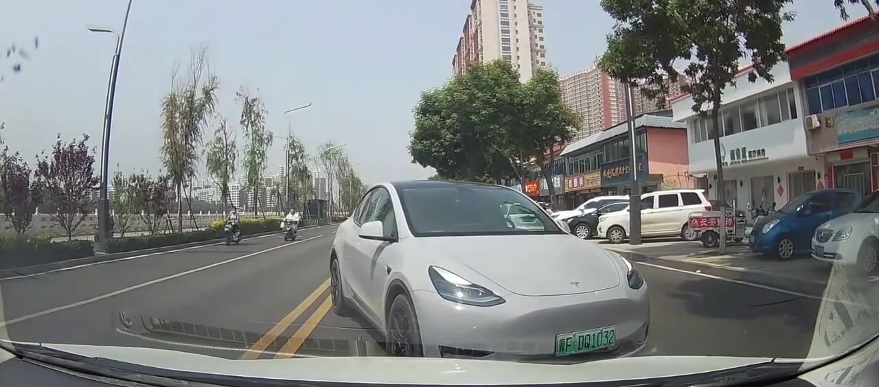 又没有路口又没有车位，往这边逆行干啥？