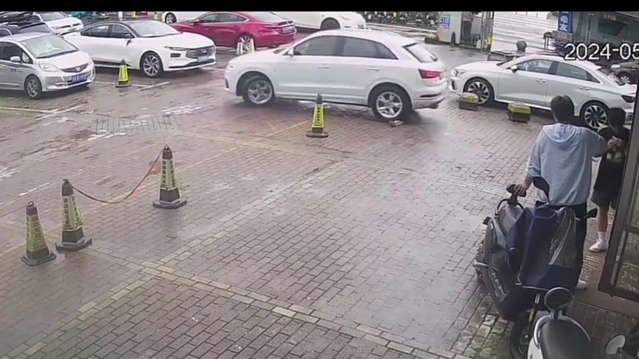 倒车撞倒锥桶，下车又忘拉手刹，场面十分混
