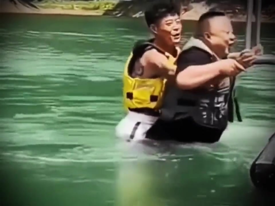 花钱让工作人员骑着游了两圈