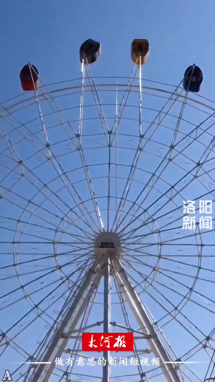 吓人！景区摩天轮轿厢被大风刮的360度转圈