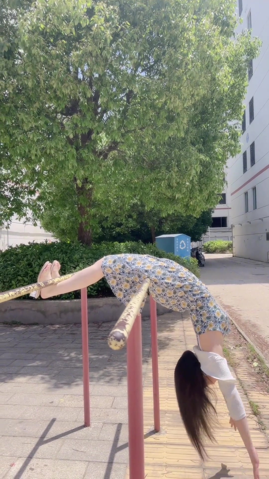 小姨非要在双杠上，体验一把青春的感觉...