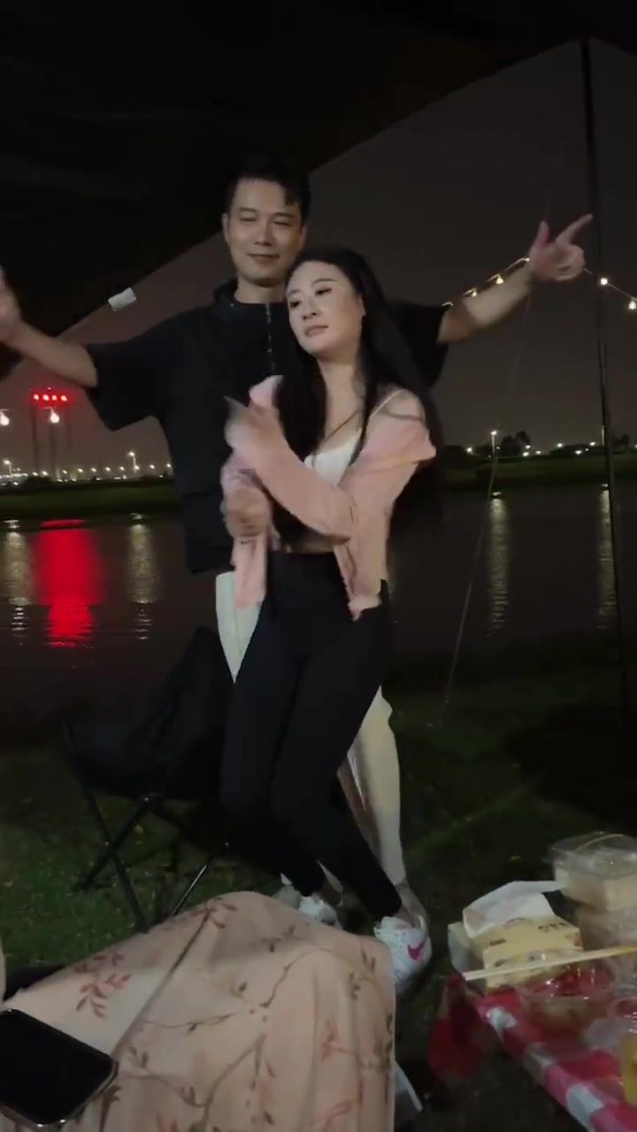这对情侣的舞蹈，旁边的情侣看了纷纷低头~