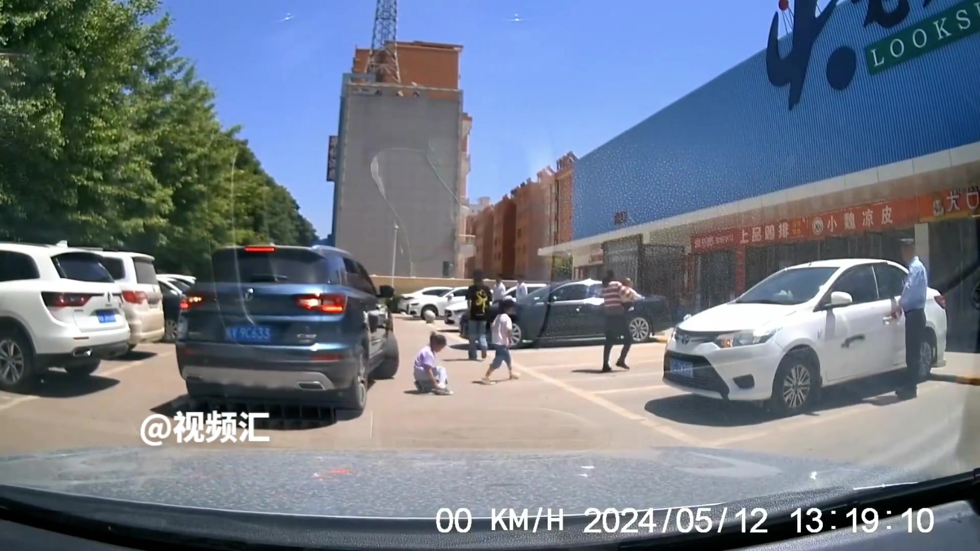 家长和司机安全意识太差了吧，差一点就酿成悲剧