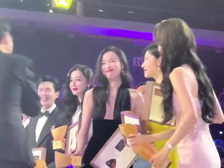 迪丽热巴倪妮景甜同台，全都是美女姐姐啊