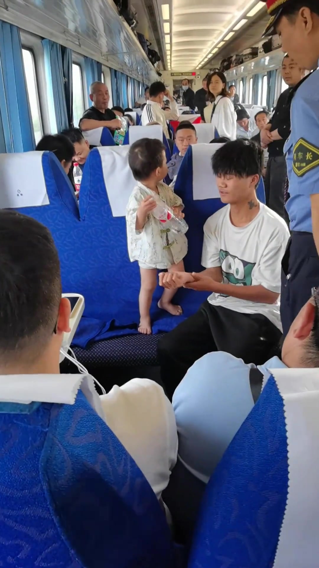 一个脖子上是孝，一个脖子是义