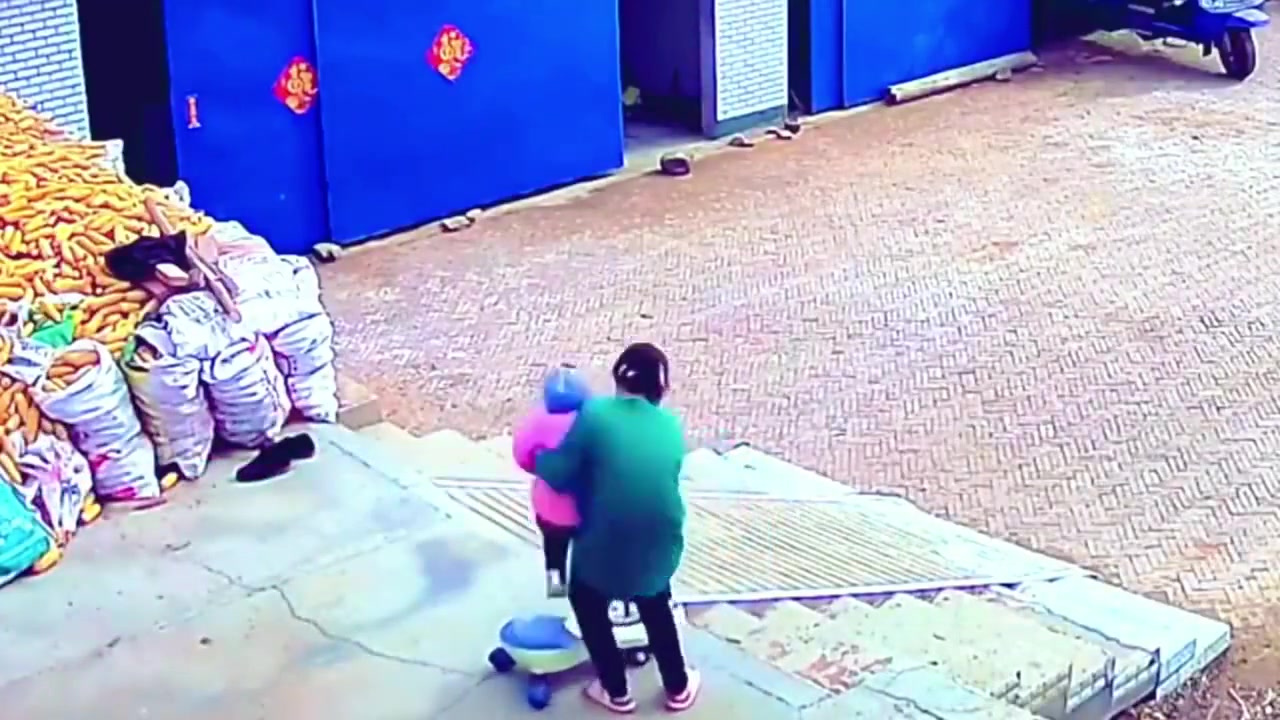 爸妈带娃的区别，孩子还是不能让父亲看，太危险了