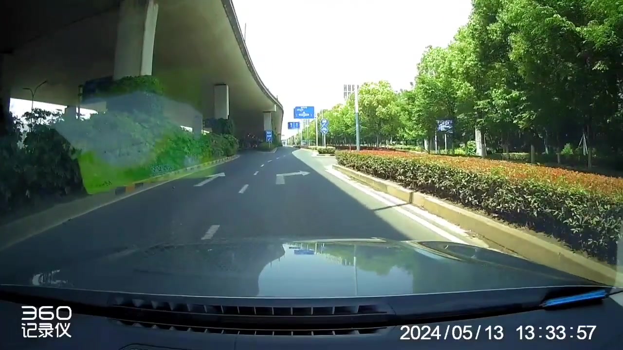 这种路我最怕右转，根本看不到后方
