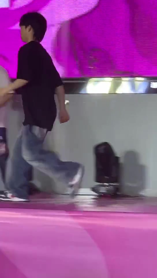 感觉他跳的很好笑，但又感觉他很强