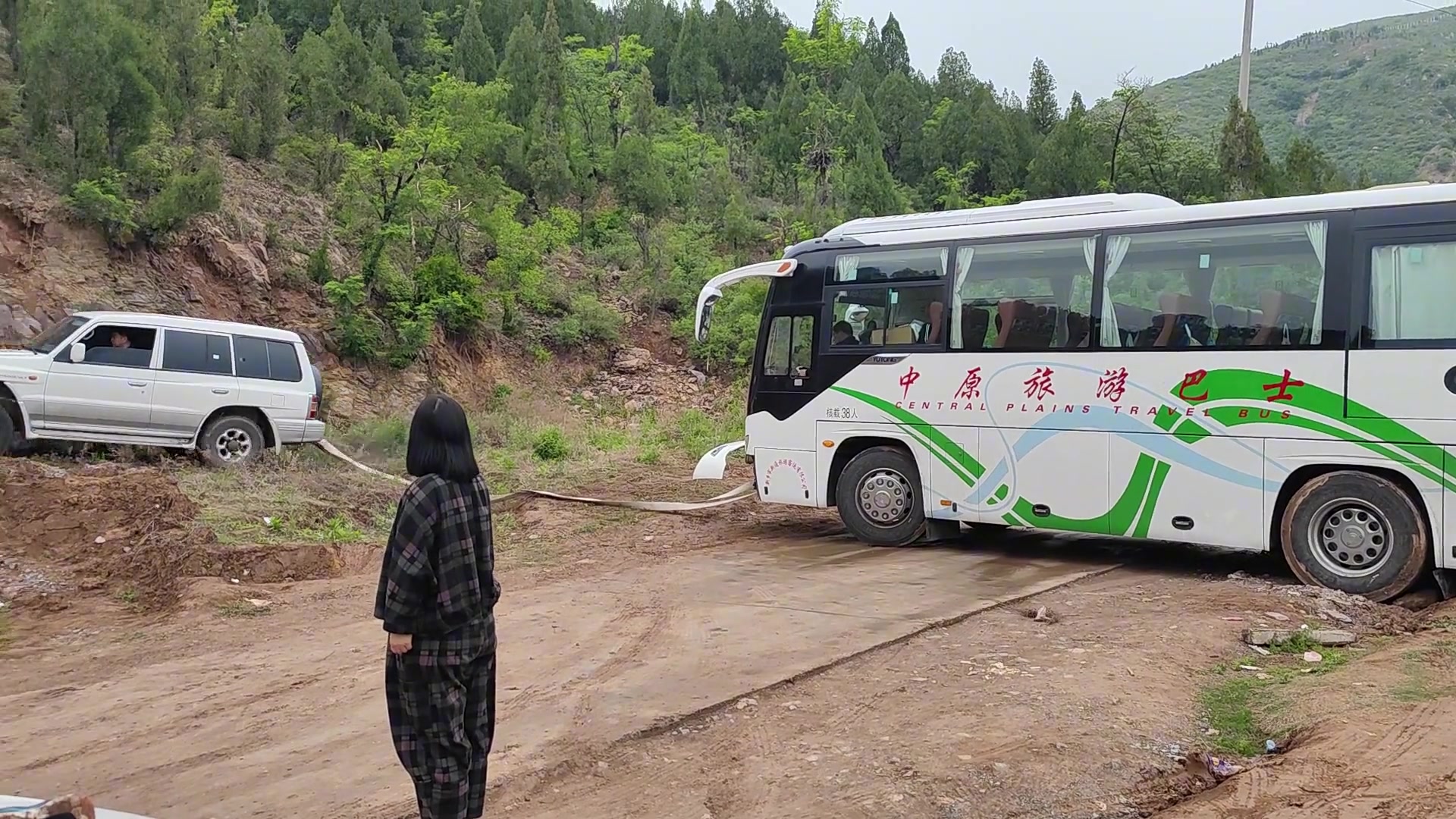 这越野车看见有拖车机会太兴奋了，没把持住