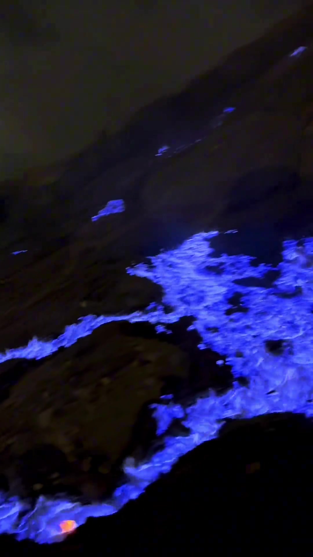 全世界唯二的蓝色火焰火山，仿佛进入梦幻世界