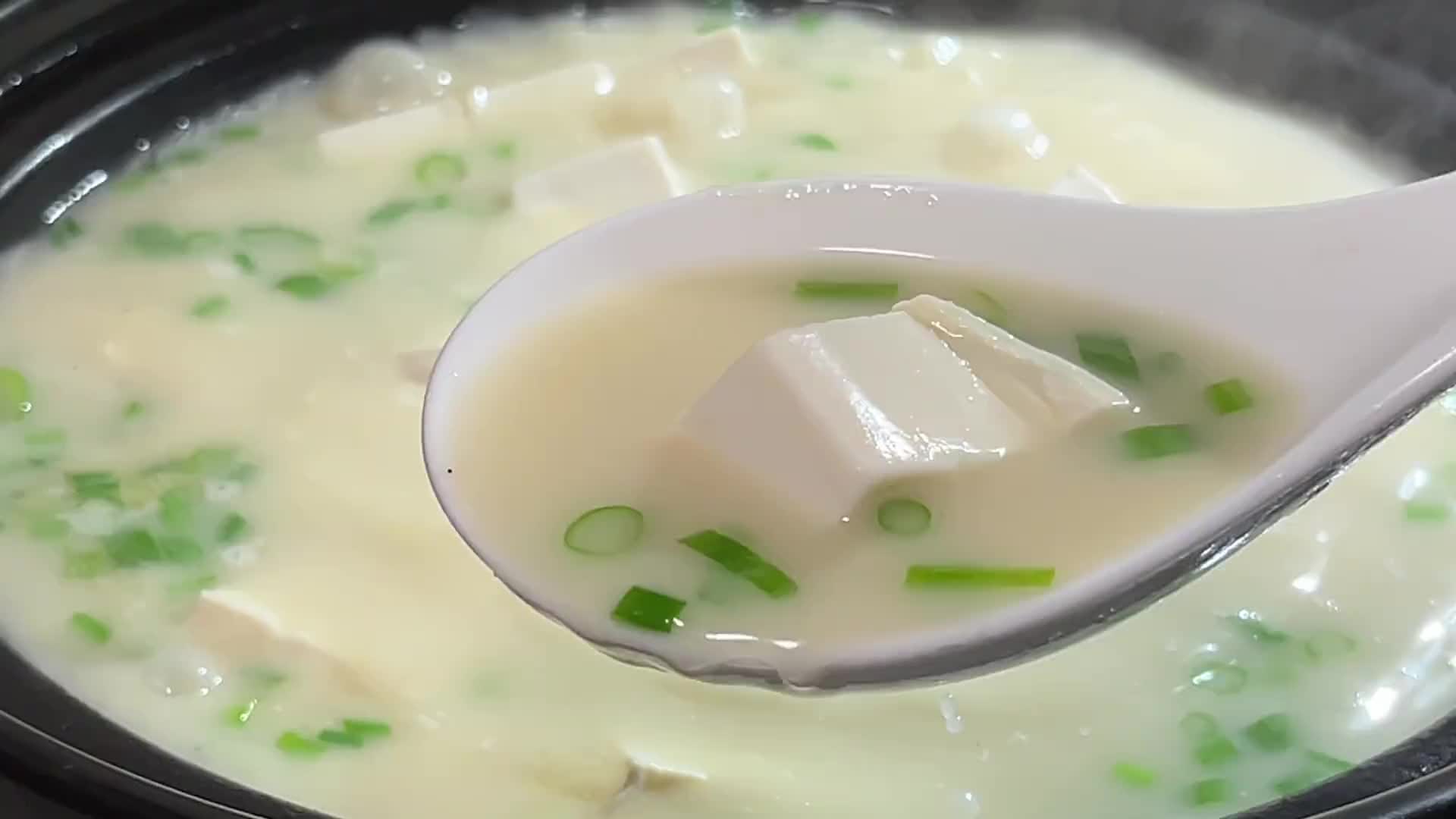 鲫鱼豆腐汤怎样做才汤汁浓白，味道鲜美呢？来这儿教教你！