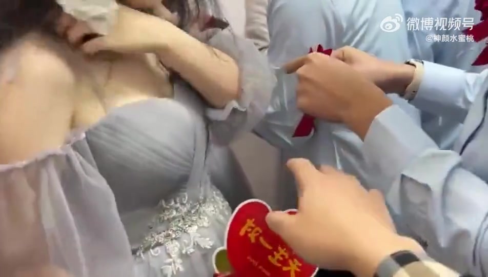 伴郎都不敢用两只手戴花