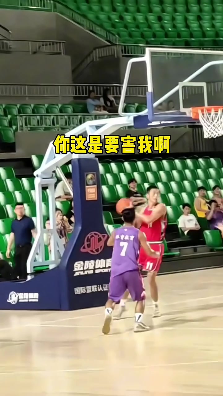 和领导一起打的不是球！是团队建设！