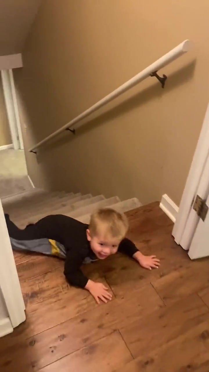 你们家小孩也是这样下楼梯吗？