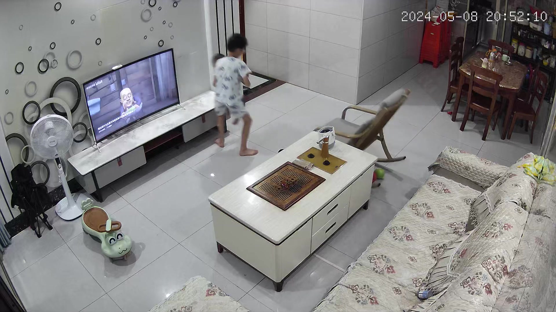 哥哥：玩归玩 闹归闹 别拿电视开玩笑