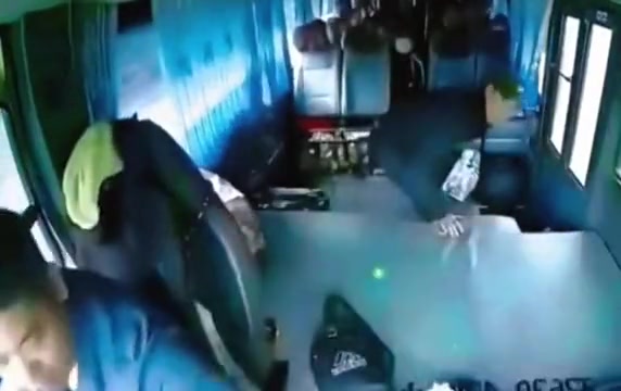 这兄弟恩怨分明，知道该下车打谁